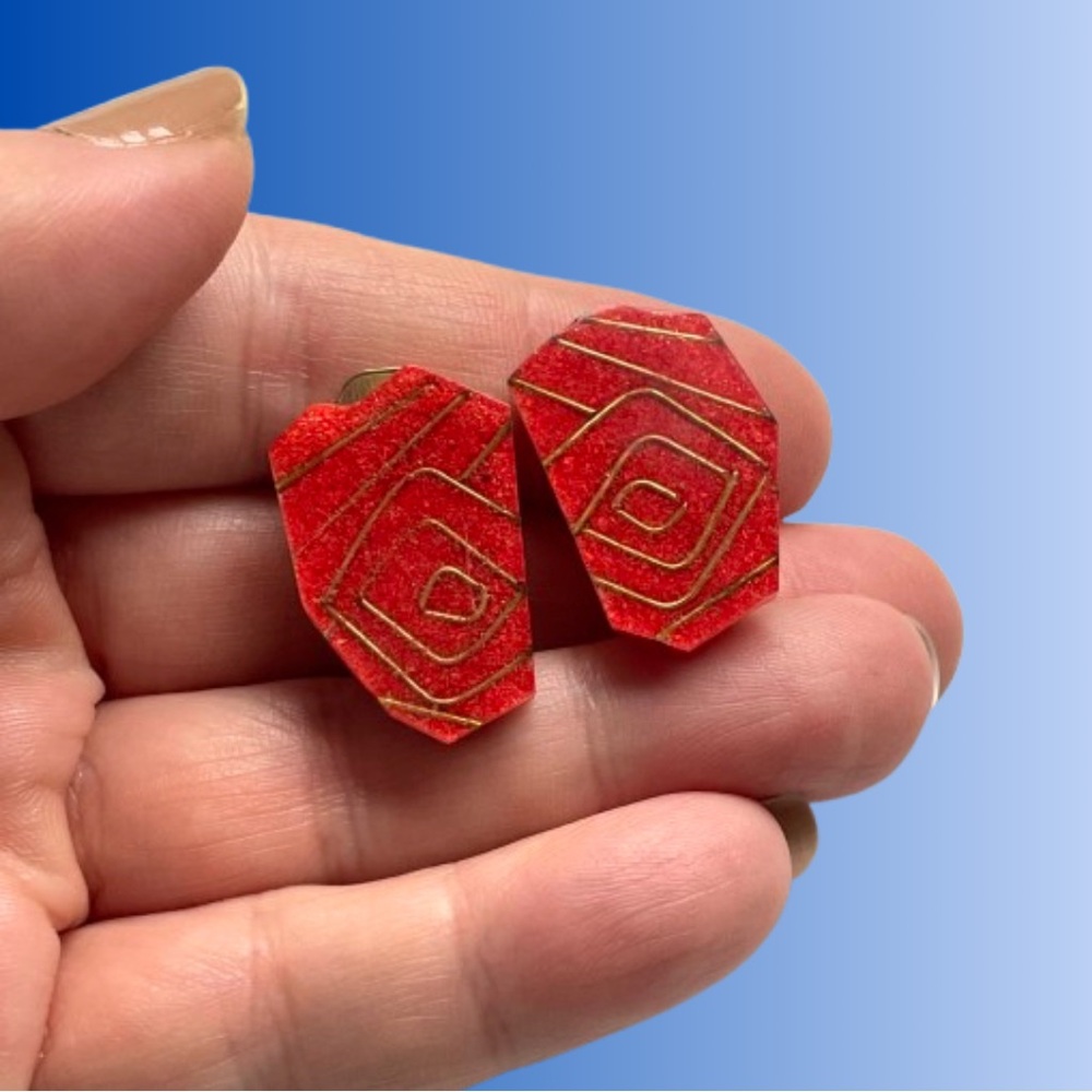 🚨🚨FINAL SALE!!!!🚨🚨 Vtg red coral look clip earrings w/ brass inlay midcentury